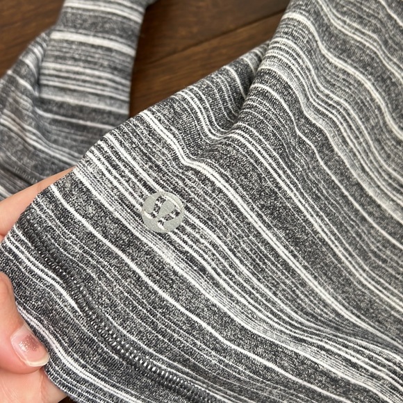 Lululemon 1/4 zip size 6 - Picture 10 of 11